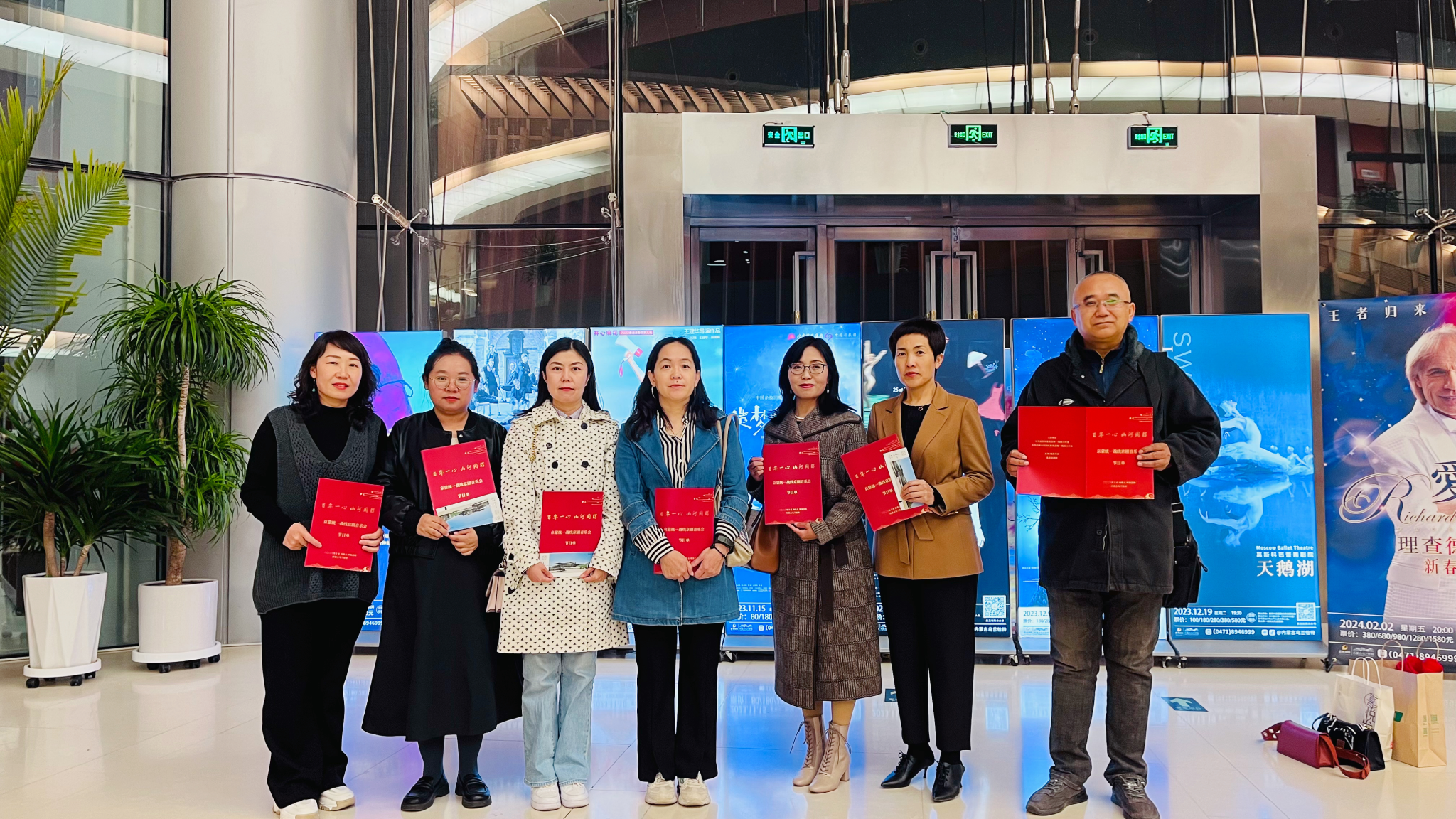 鸭脖组织党外人士观看“百年一心·山河同辉”京蒙统一战线京剧音乐会