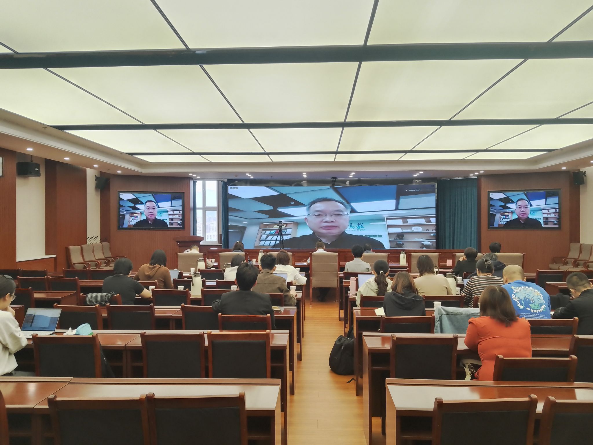 鸭脖组织参加2025年内蒙古自治区级实验教学示范中心高质量发展研讨会