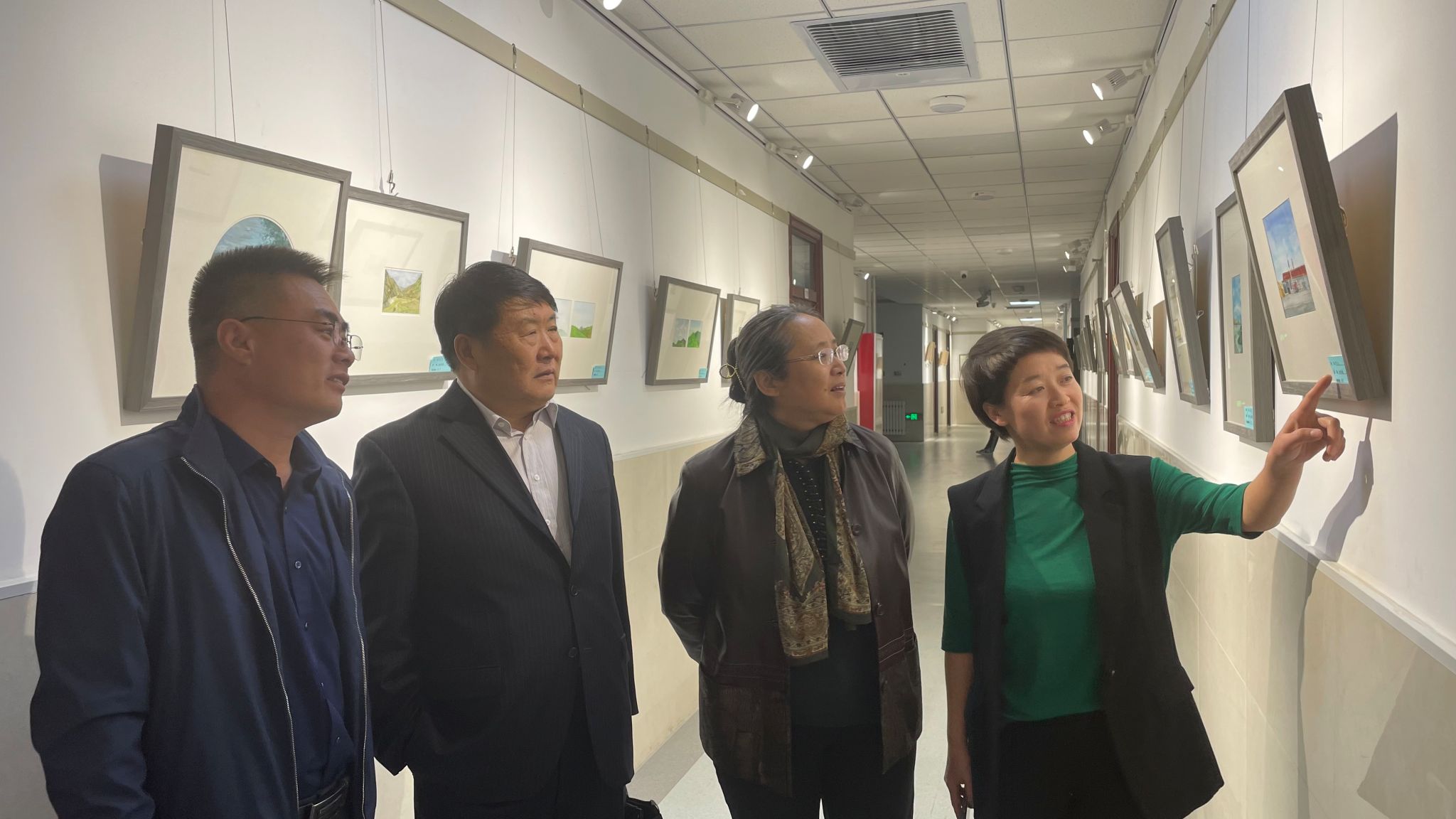 学校举办民族团结进步主题画展暨秋季写生教学成果展