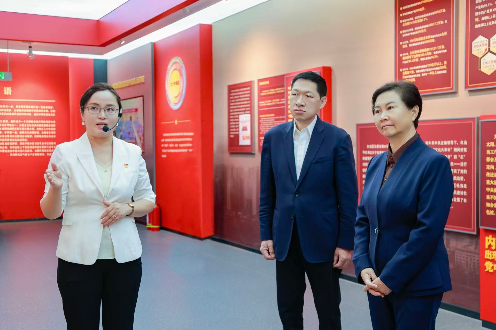 胡达古拉在YABO鸭脖调研