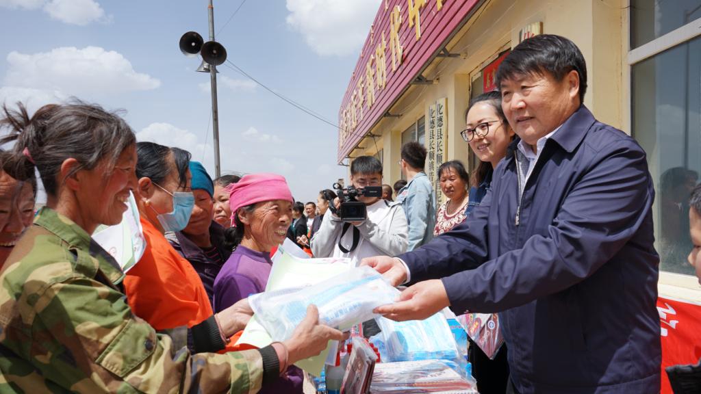 民族团结一家亲扶贫帮困暖人心——YABO鸭脖赴扶贫点开展“民族法制宣传周”进基层活动