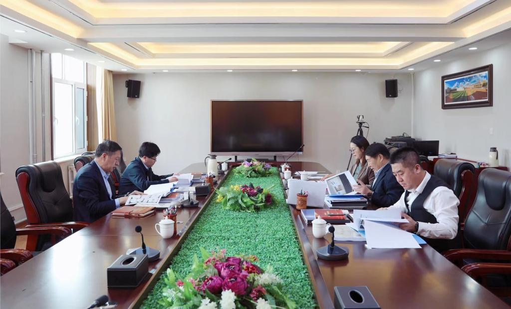 党委书记刘九万、校长韩伟新听取校史馆、中华民族共同体意识教育展馆工作情况汇报