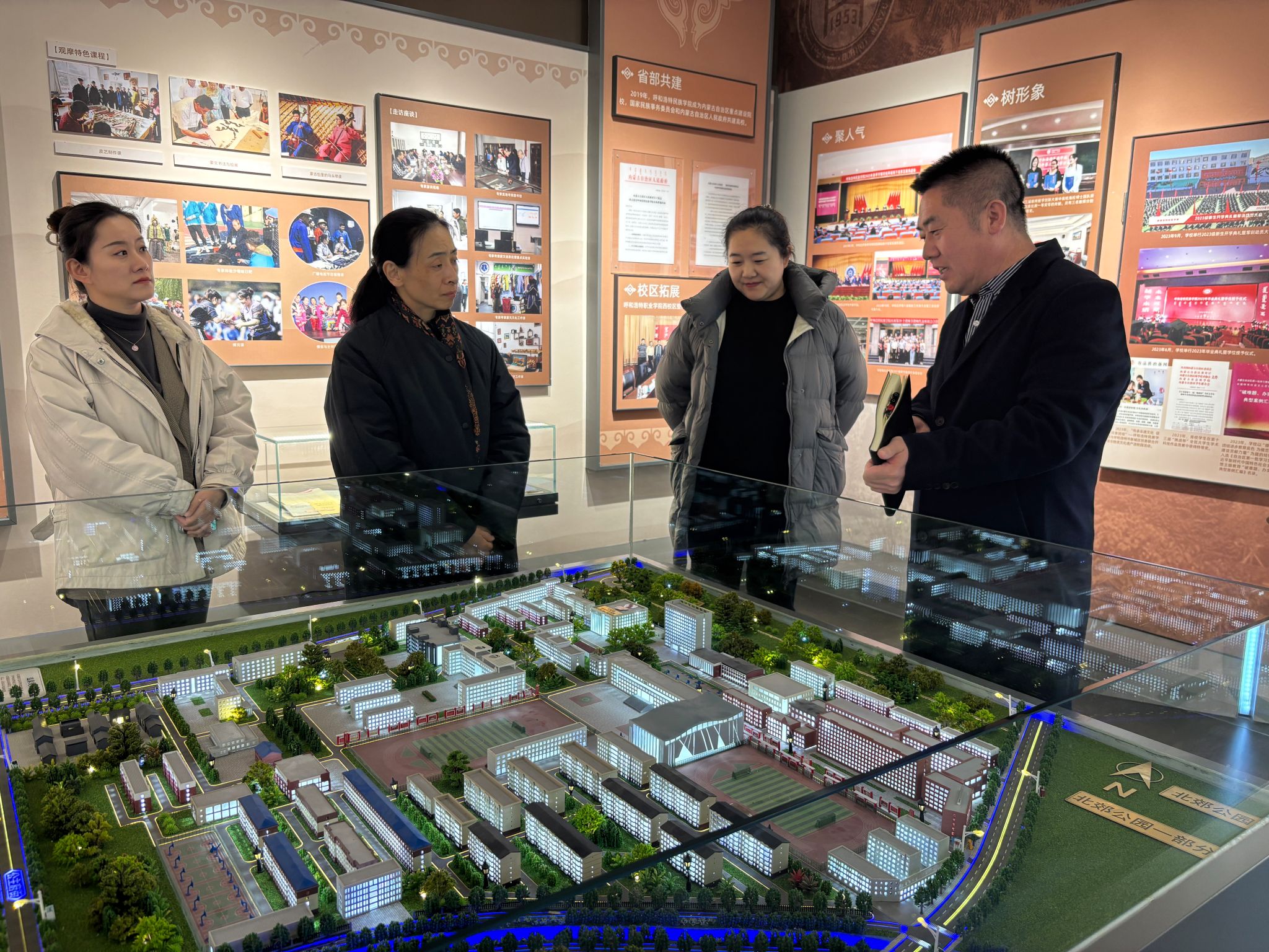 天津工业大学党委委员、统战部部长陈华一行来鸭脖考察调研