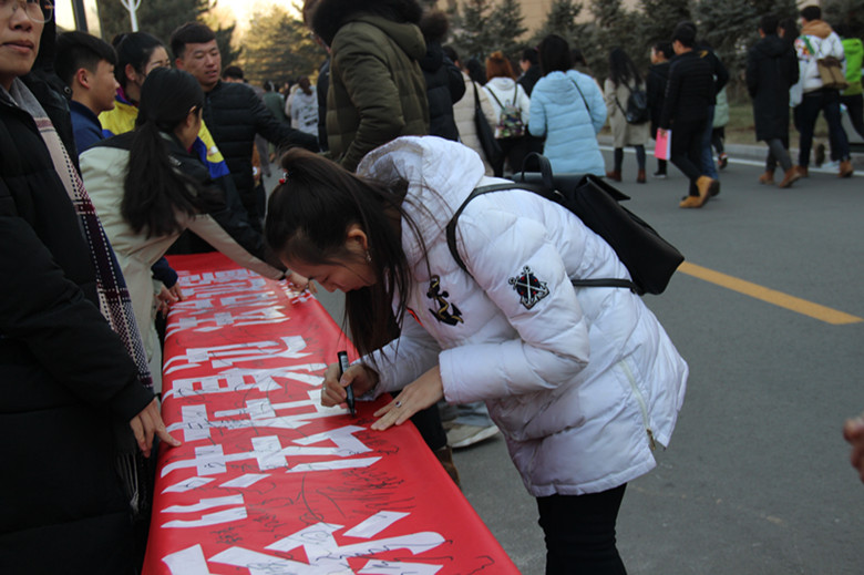 计算机系举行“法在身边，法治北疆”法制宣传主题签字活动
