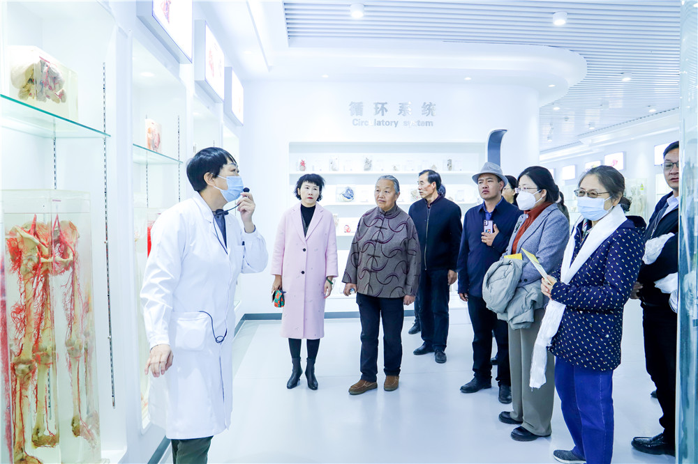2023年3月21日   BB贝博艾弗森官方网站与奇正藏药共建“藏医药产业学院”揭牌仪式 (5).jpg