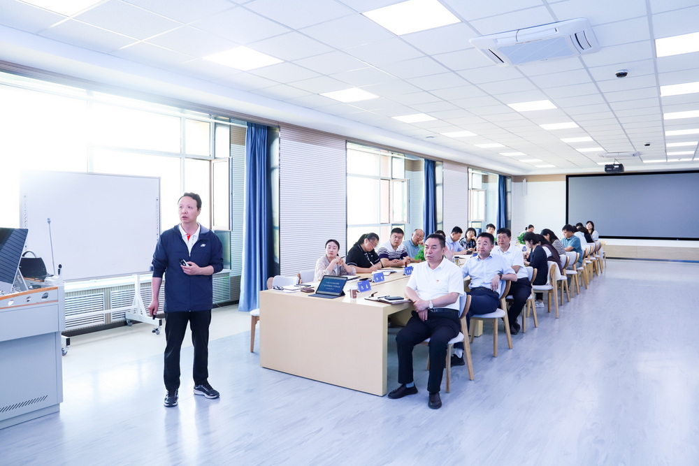 2023年9月6日 BB贝博艾弗森官方网站产业学院建设工作推进会 (6)_调整大小.jpg